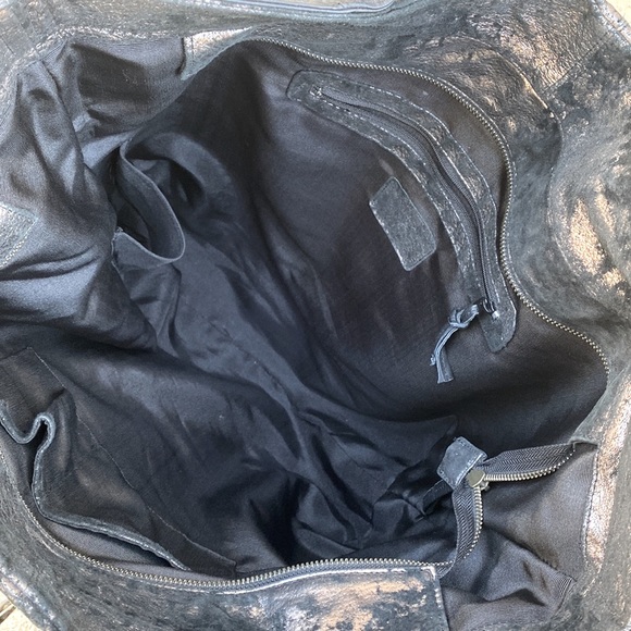 Edgy Chic Large Leather Tote Bag - Picture 4 of 9